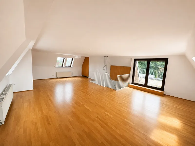 Großzügige lichtdurchflutete 4-Zi Wohnung mit EBK, Balkon und Dachterrasse — photo 1